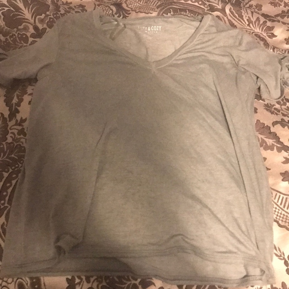 Basic tee with cut out sleeve